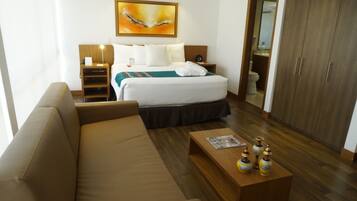 Junior-Suite, 1 Queen-Bett und Schlafsofa, Nichtraucher (with Sofabed) | Wohnbereich | Flachbildfernseher