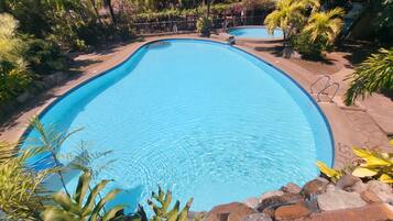 2 albercas al aire libre