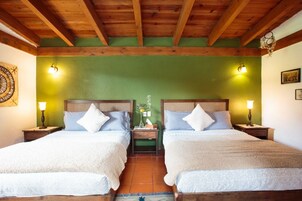 Habitación cuádruple | Caja fuerte, escritorio, wifi gratis y ropa de cama