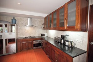 Tủ lạnh, lò vi sóng, bếp nấu, máy rửa bát 