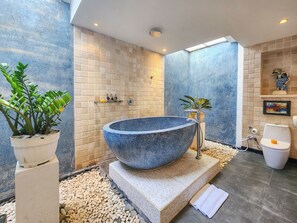 Toalettartikler (inkludert), hårføner, badekåper og tøfler