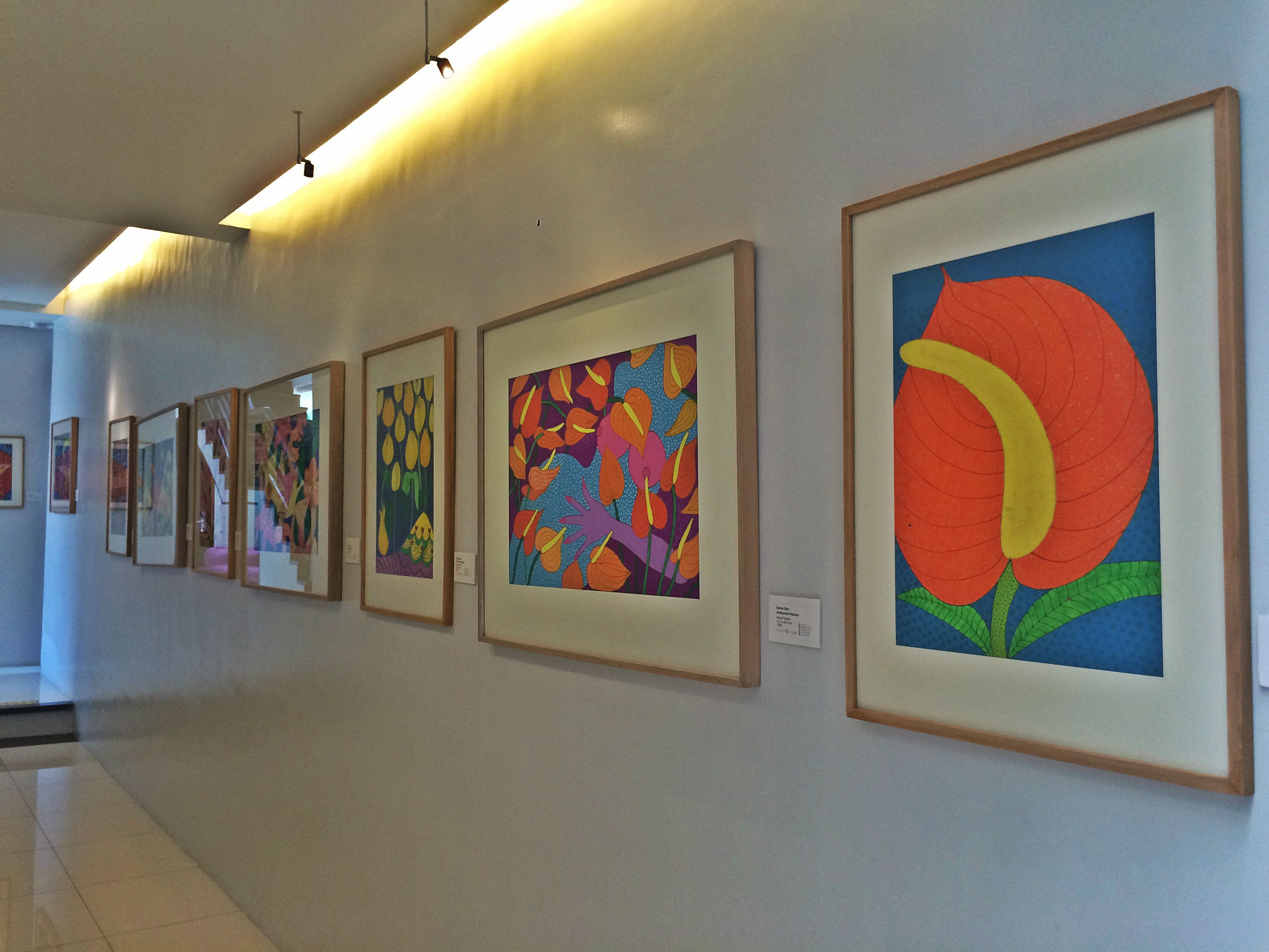 Una galería con obras de arte enmarcadas en la pared.