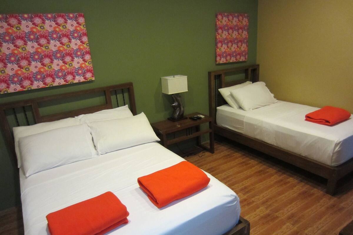 Quarto família | Ferros/tábuas de passar roupa, Wi-Fi de cortesia, roupa de cama