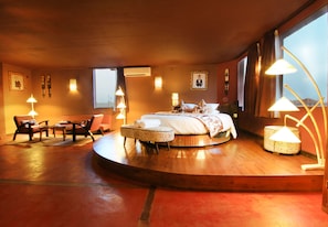 Minibar, escritorio, wifi gratis y ropa de cama