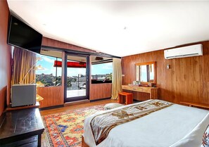 Pool View Suite | Minibar, desk, free WiFi, bed sheets - Sky Suites (Seminyak)