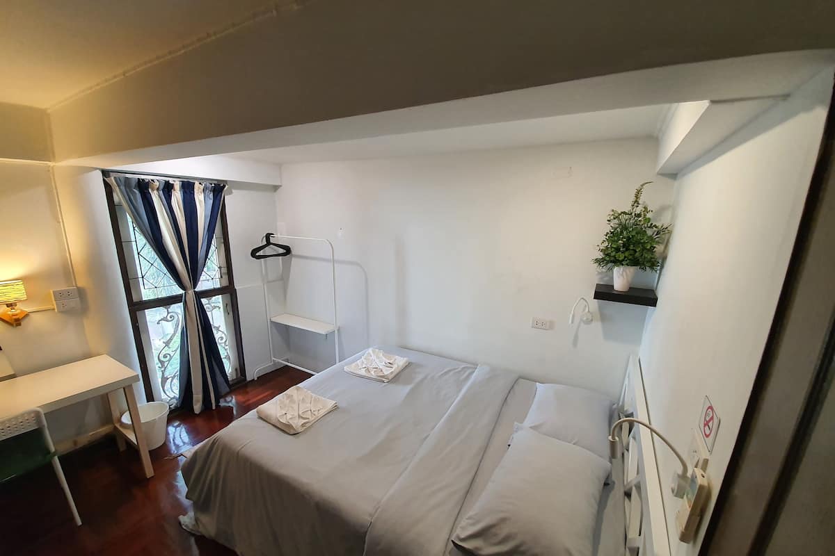 Habitación básica doble, 1 cama Queen size, baño compartido, vista al jardín | Cortinas blackout, tabla de planchar con plancha y wifi gratis