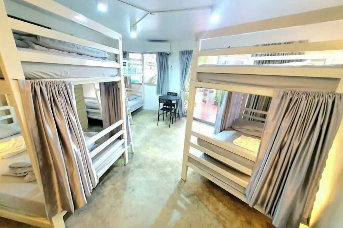Cortinas blackout, tabla de planchar con plancha y wifi gratis