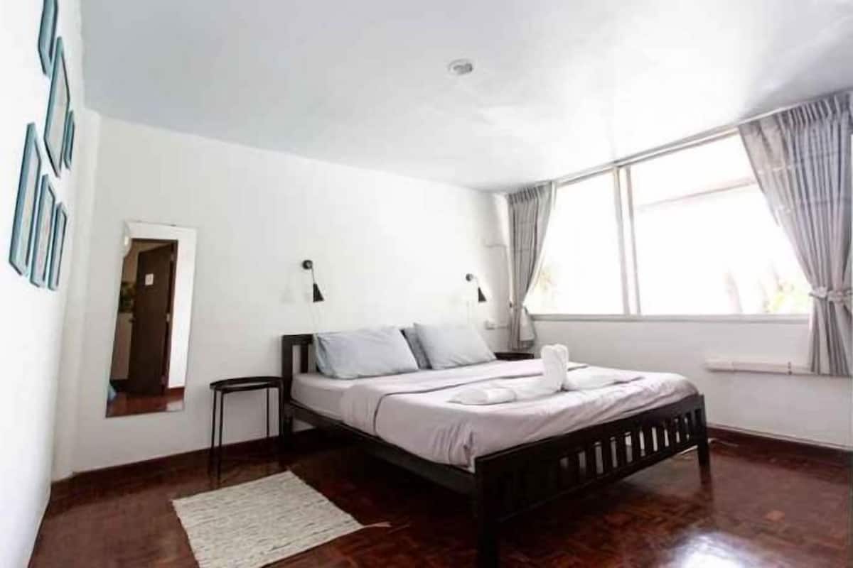 Cortinas blackout, tabla de planchar con plancha y wifi gratis