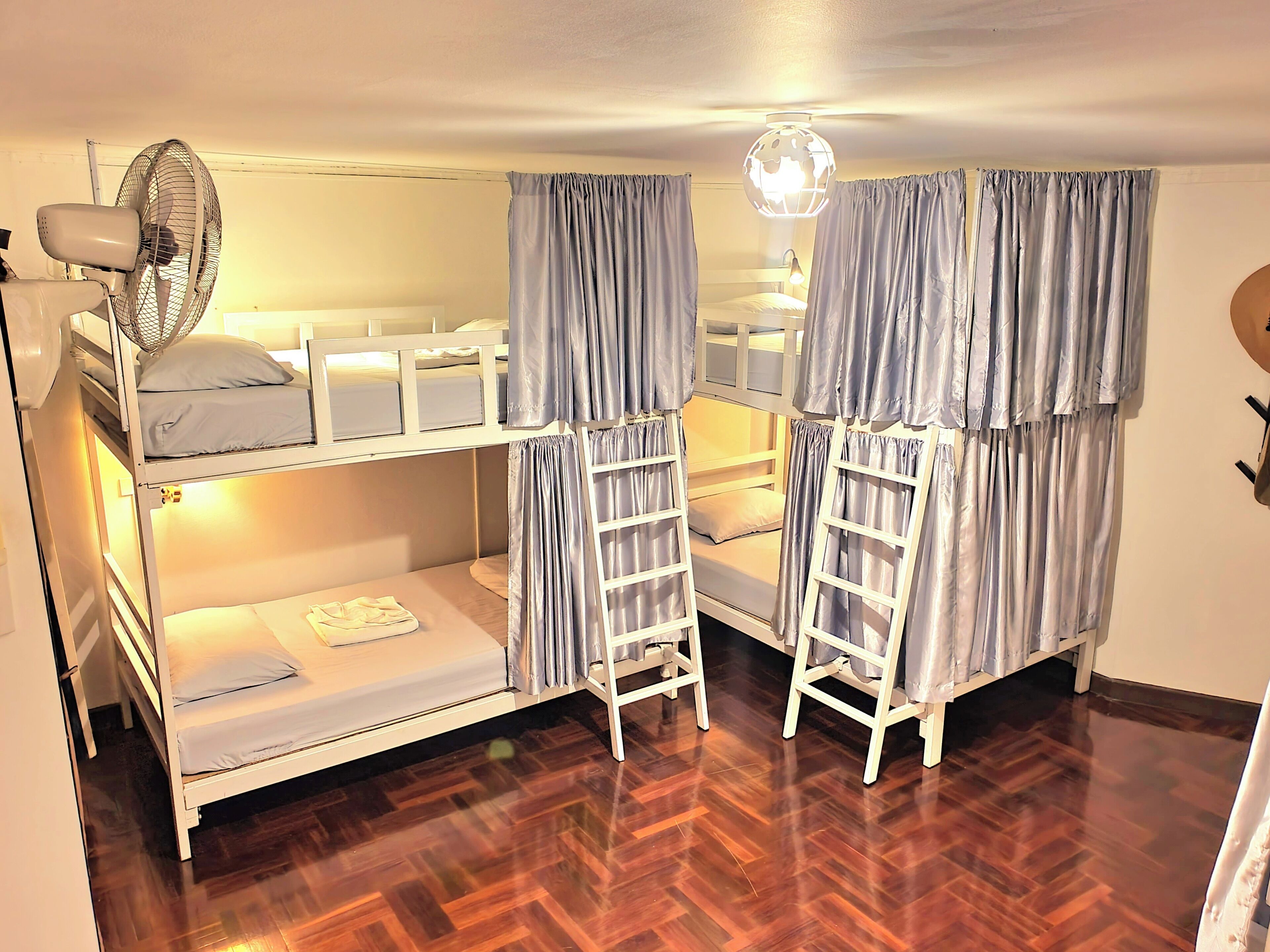 Felles sovesal – standard, for menn og kvinner | Blendingsgardiner, strykejern/-brett, wi-fi (inkludert) og sengetøy