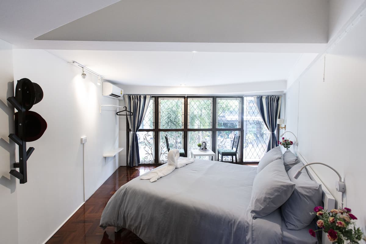 Habitación doble estándar, 1 cama Queen size, baño privado, vista al jardín | Cortinas blackout, tabla de planchar con plancha y wifi gratis