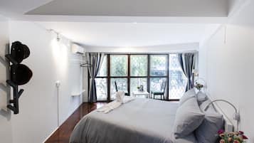 Habitación doble estándar, 1 cama Queen size, baño privado, vista al jardín | Cortinas blackout, tabla de planchar con plancha y wifi gratis