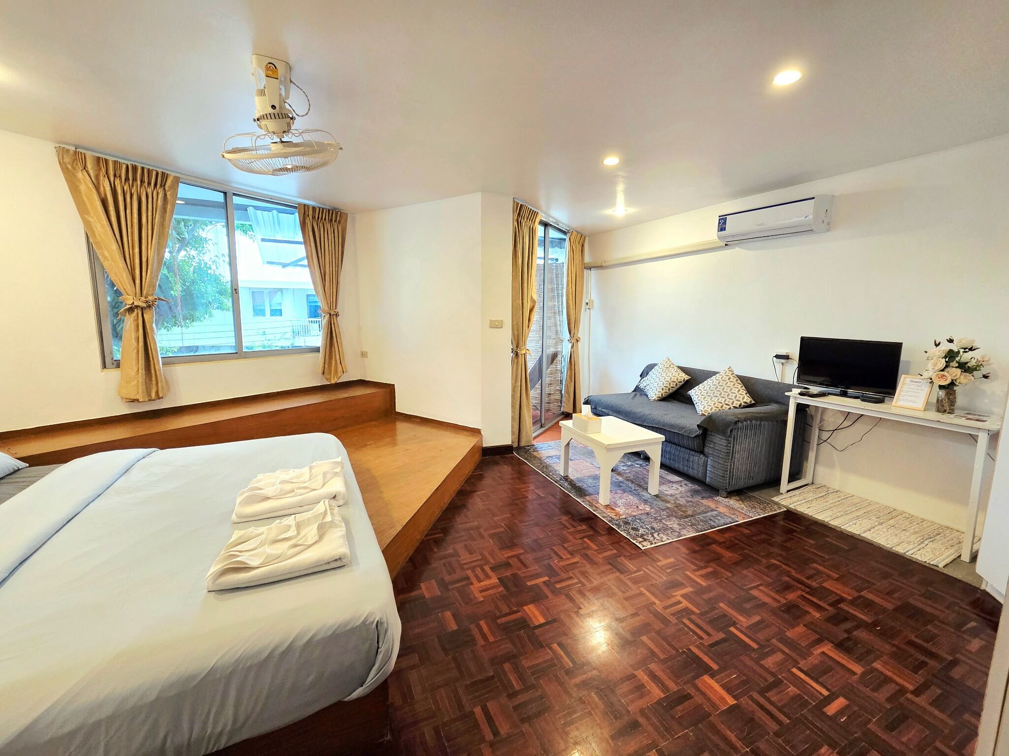 Deluxe Double Room, 1 King Bed, Balcony | Blackout drapes, iron/ironing board (on request), WiFi (free)