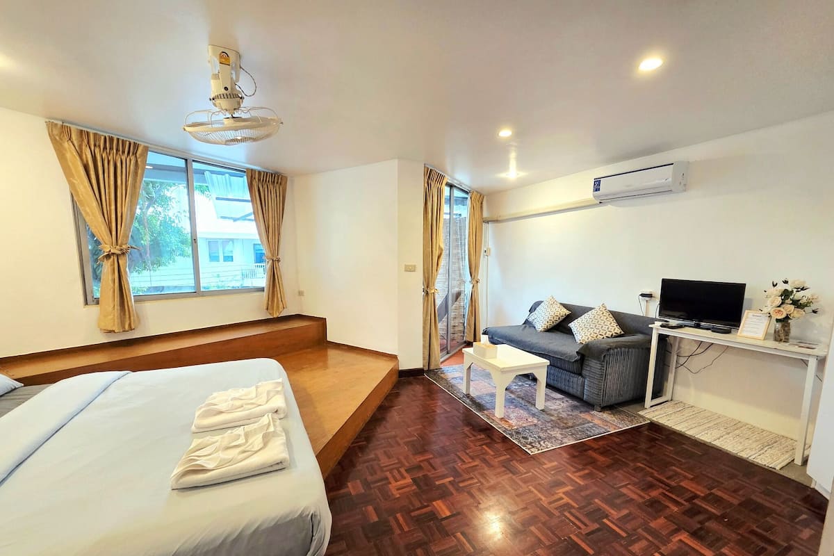 Deluxe Double Room, 1 King Bed, Balcony | Blackout drapes, iron/ironing board (on request), WiFi (free)