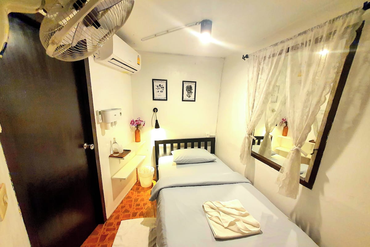 Basic-enkeltværelse - 1 enkeltseng - fælles badeværelse | Mørklægningsgardiner, strygejern/strygebræt, gratis Wi-Fi, sengetøj