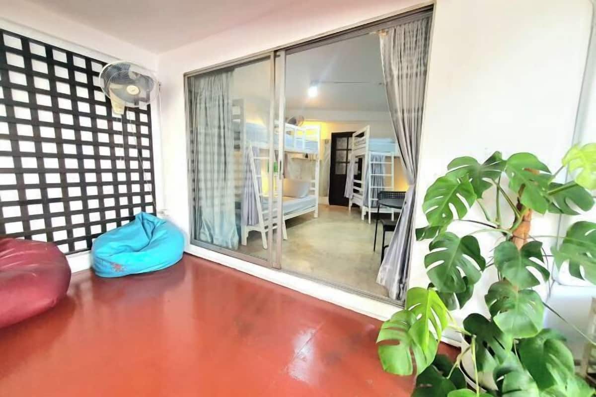 Cortinas blackout, tabla de planchar con plancha y wifi gratis