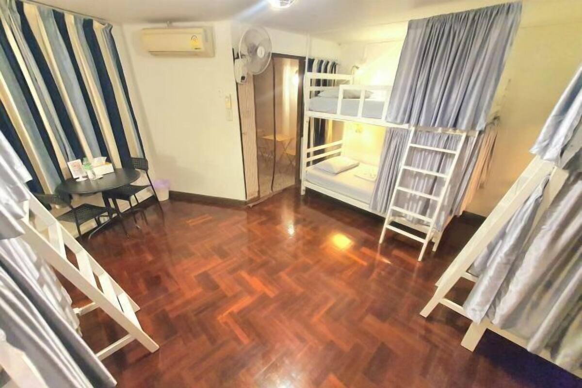 Cortinas blackout, tabla de planchar con plancha y wifi gratis