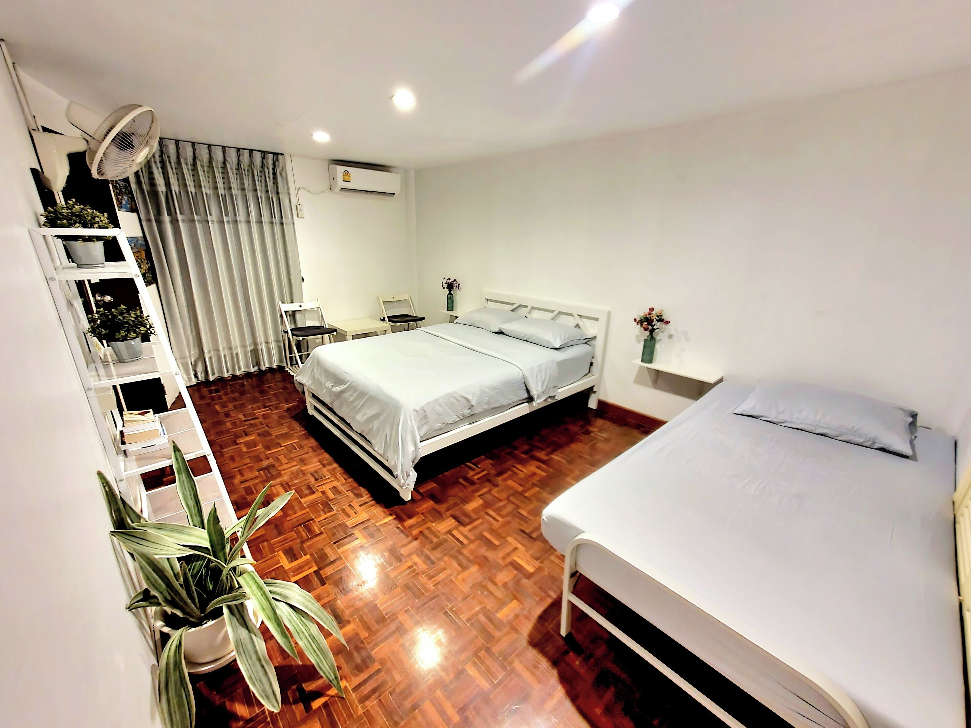 Standardværelse med 2 enkeltsenge - flere senge - fælles badeværelse | Mørklægningsgardiner, strygejern/strygebræt, gratis Wi-Fi, sengetøj