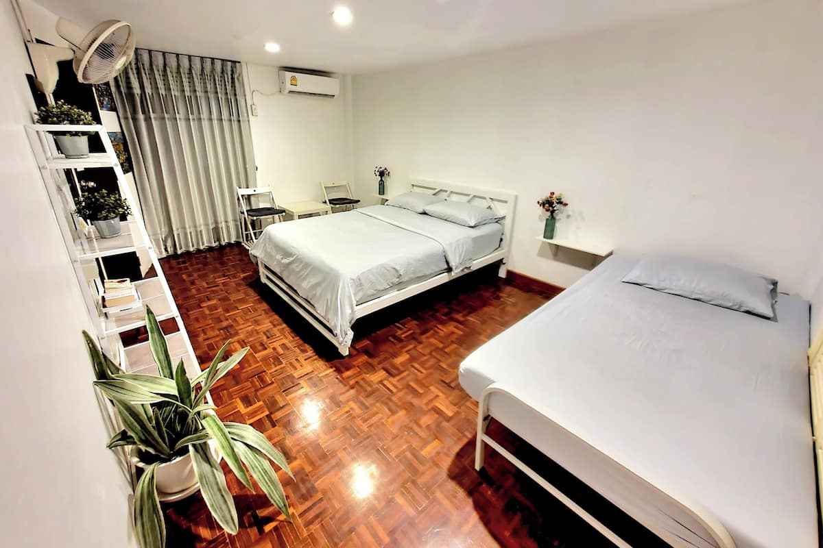 Standardværelse med 2 enkeltsenge - flere senge - fælles badeværelse | Mørklægningsgardiner, strygejern/strygebræt, gratis Wi-Fi, sengetøj