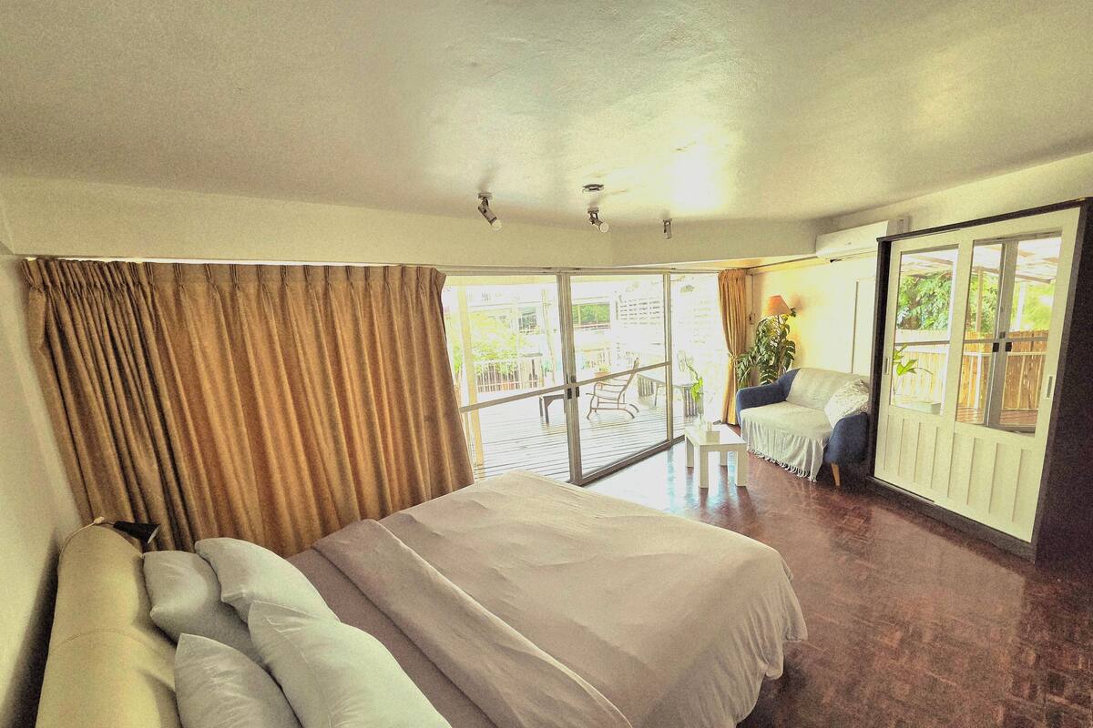 Dobbeltrom – deluxe, 1 kingsize-seng, terrasse | Blendingsgardiner, strykejern/-brett, wi-fi (inkludert) og sengetøy