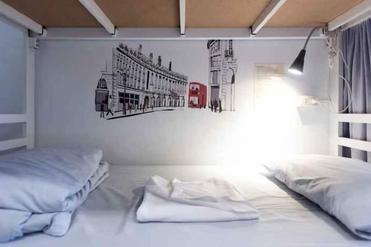 Cortinas blackout, tabla de planchar con plancha y wifi gratis