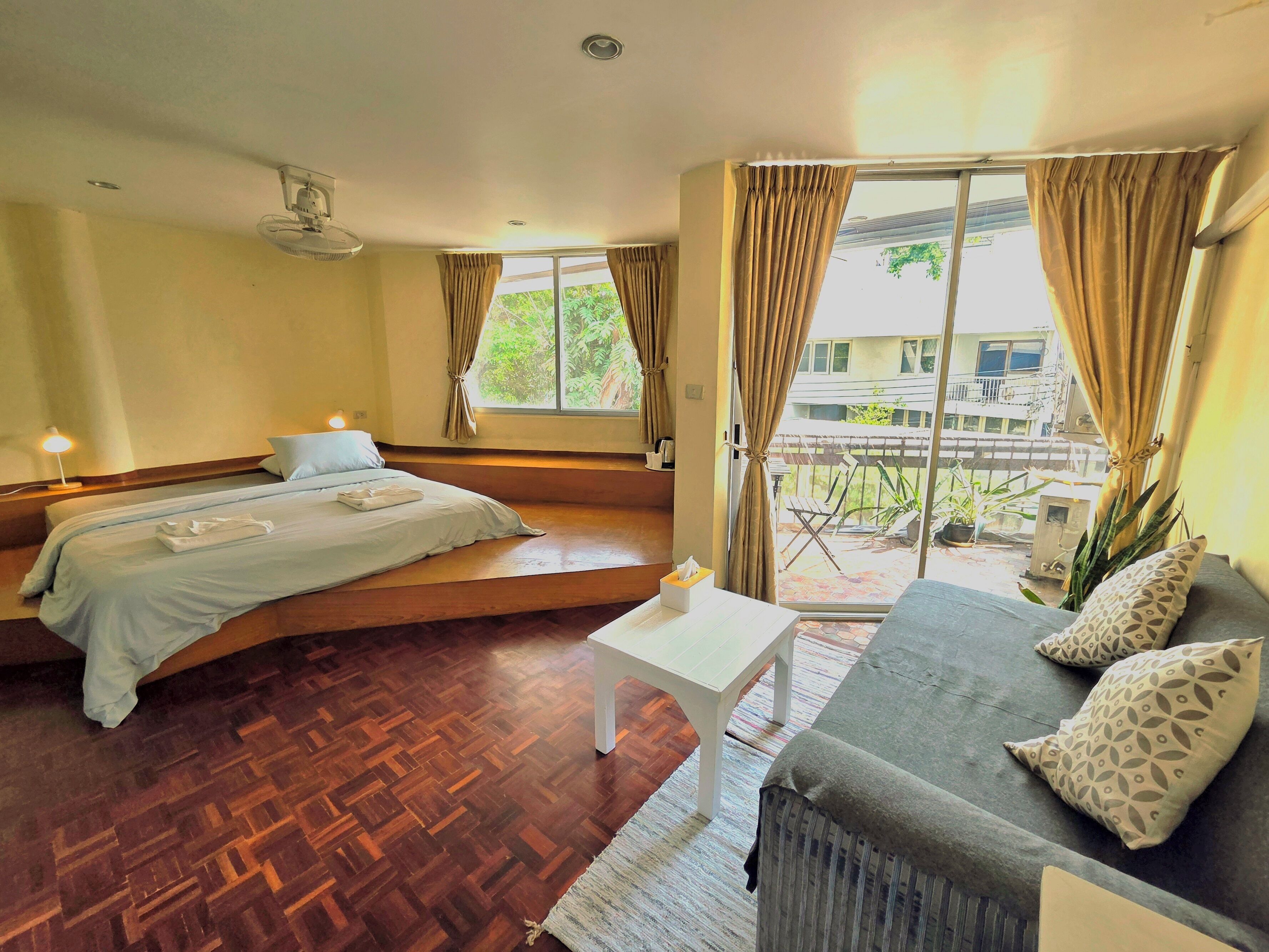 Dobbeltrom – deluxe, 1 kingsize-seng, balkong | Blendingsgardiner, strykejern/-brett, wi-fi (inkludert) og sengetøy