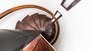 Un escalier en colimaçon avec des marches en bois et une rampe en bois.