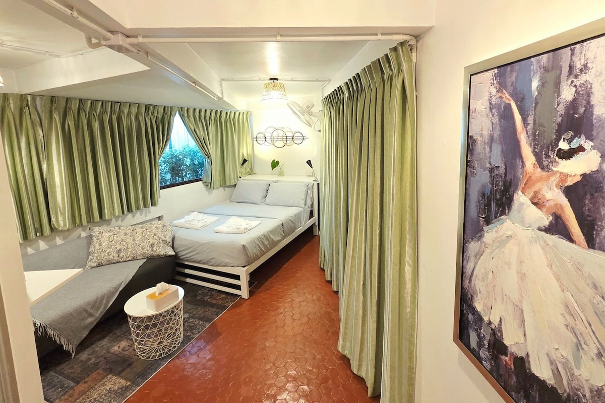 Deluxe Double Room, 1 Queen Bed, Private Bathroom | Blackout drapes, iron/ironing board (on request), WiFi (free)