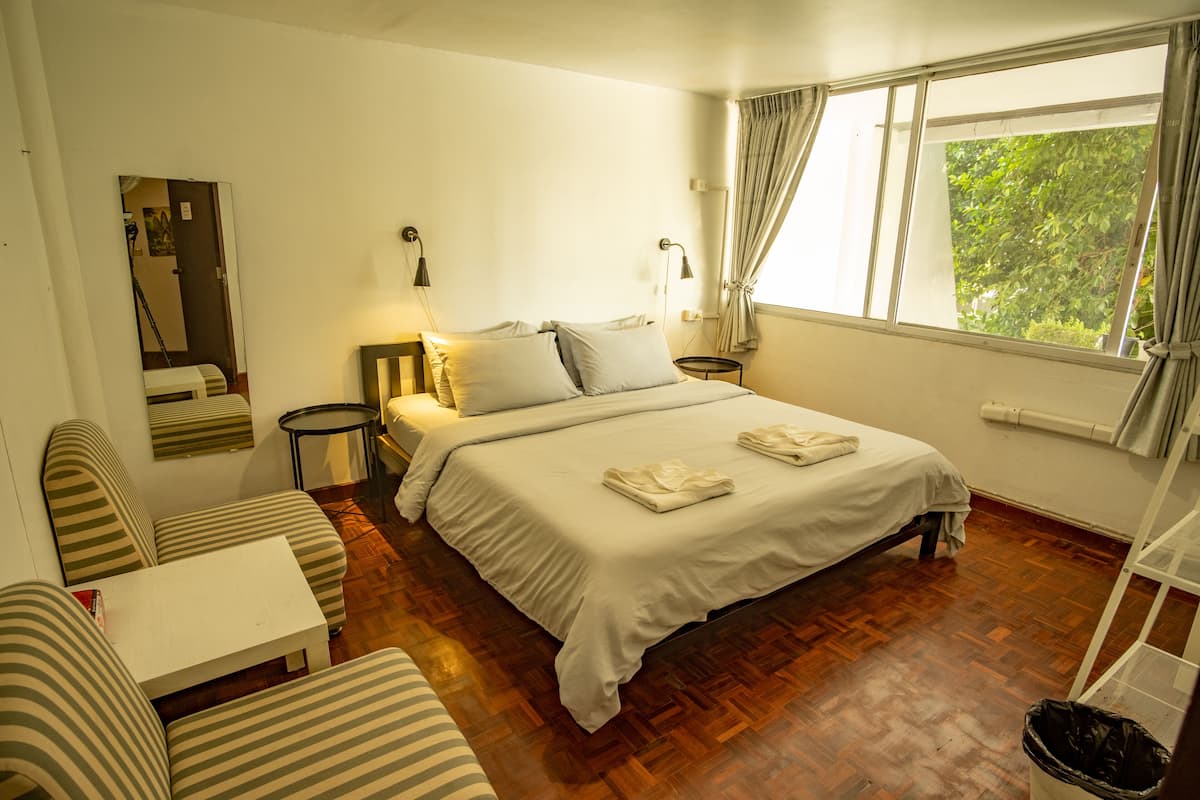 Habitación doble estándar, 1 cama King size, baño compartido, vista al jardín | Cortinas blackout, tabla de planchar con plancha y wifi gratis