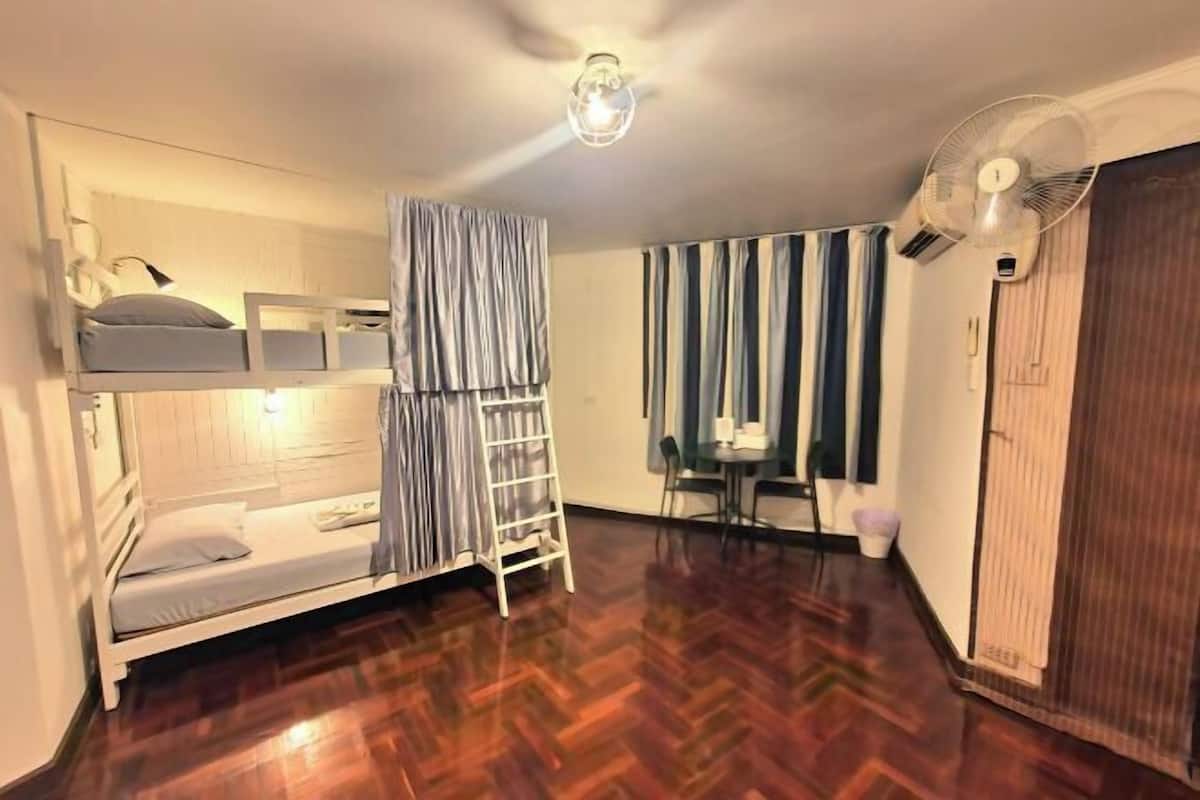 Cortinas blackout, tabla de planchar con plancha y wifi gratis