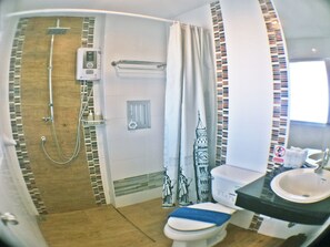 Standardværelse | Badeværelse | Bruser, gratis toiletartikler, hårtørrer