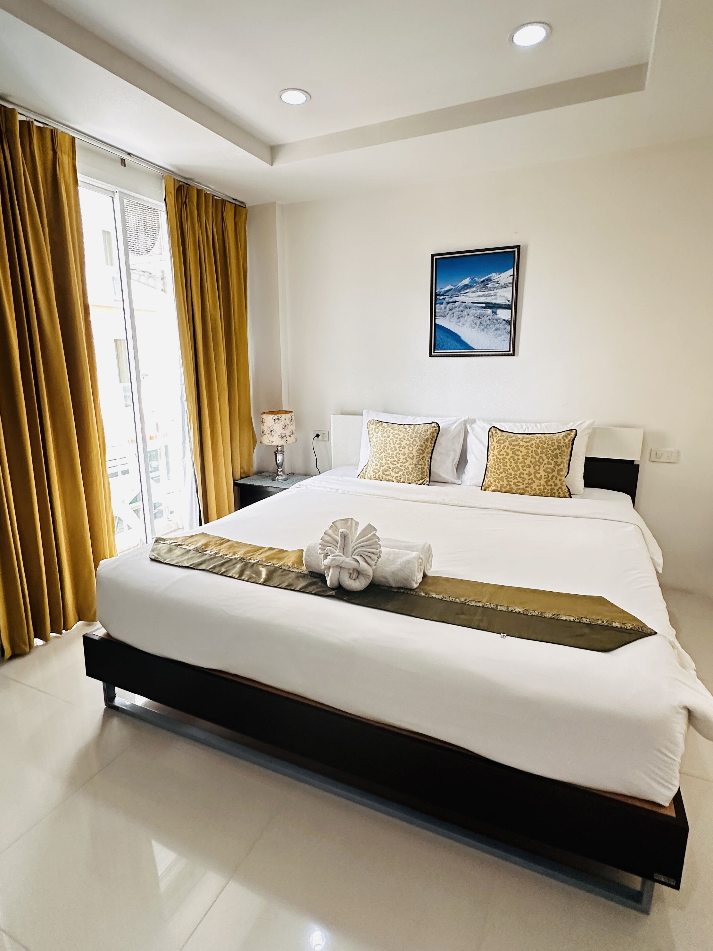 Superior Room with Balcony | Zimmersafe, kostenloses WLAN, Bettwäsche