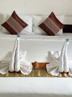 Classic Room with Balcony | In-room safe, free WiFi, bed sheets - Swiss House (Patong)