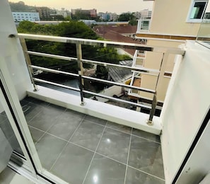 Télévision LCD de 42 pouces avec chaînes par câble, télévision