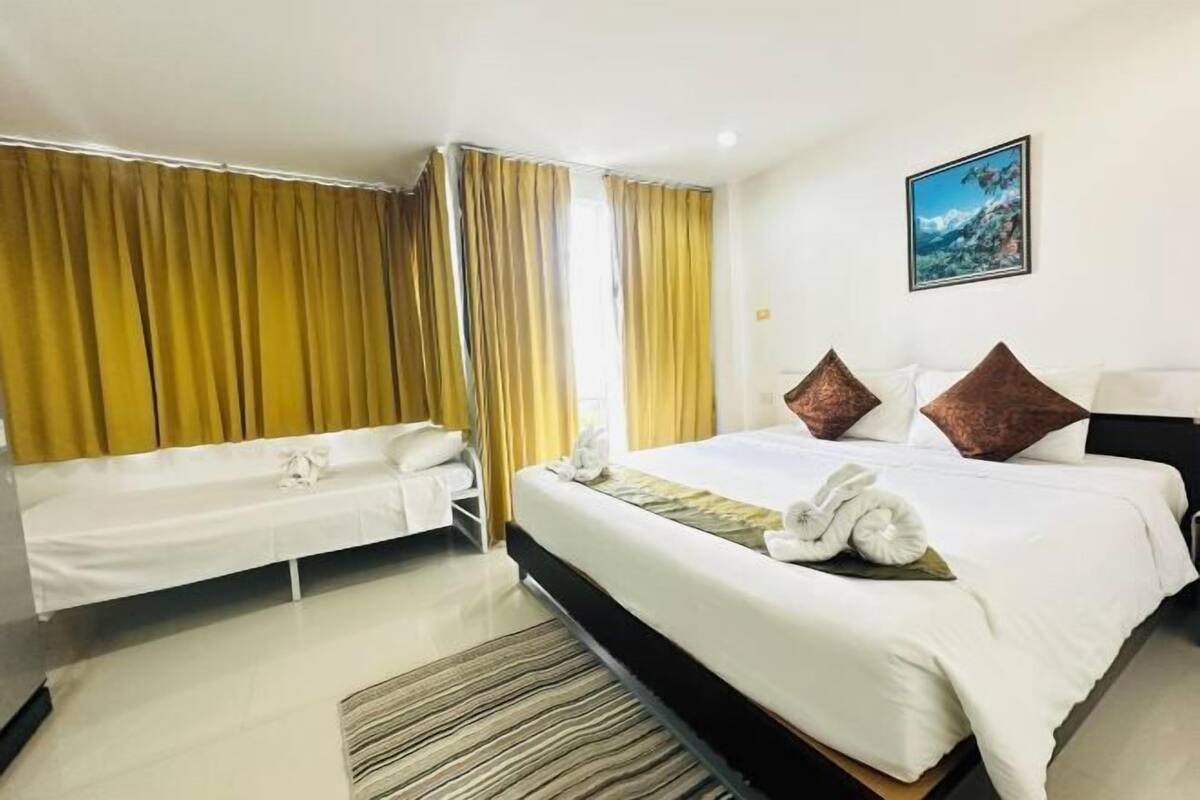 In-room safe, WiFi (free), bed sheets