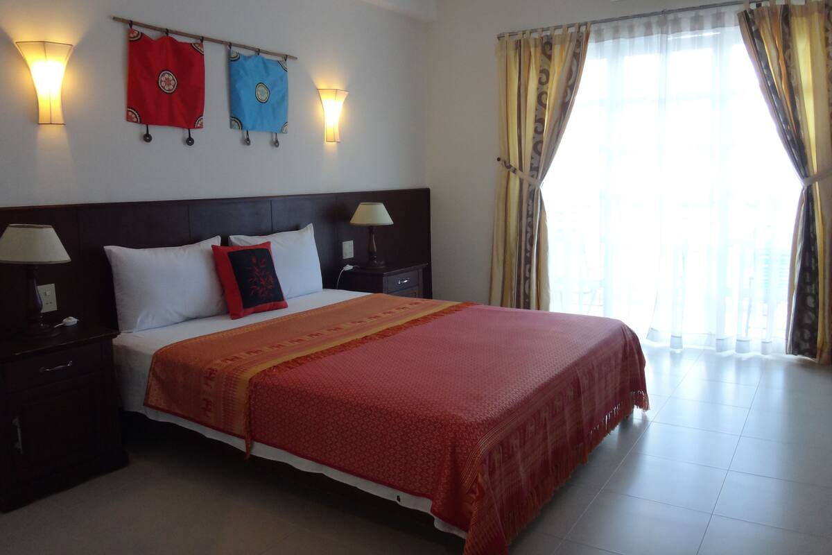 Escritorio, cortinas opacas, camas supletorias y wifi gratis