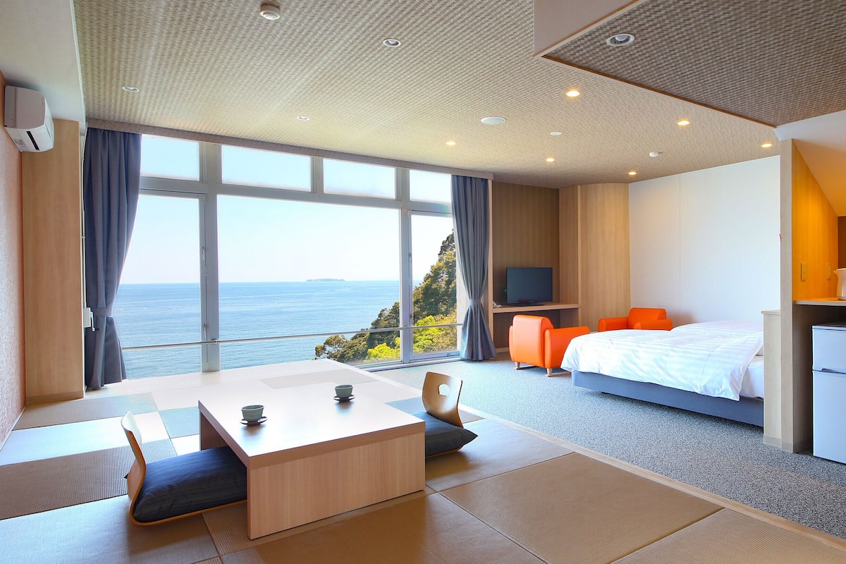 Suite Japanese-Western-Style-Room with 9 Tatami mats(Sea Side) - Shared Bathroom - Non-Smoking
