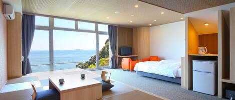 Suite Japanese-Western-Style-Room with 9 Tatami mats(Sea Side) - Shared Bathroom - Non-Smoking | Caja de seguridad en la habitación y escritorio