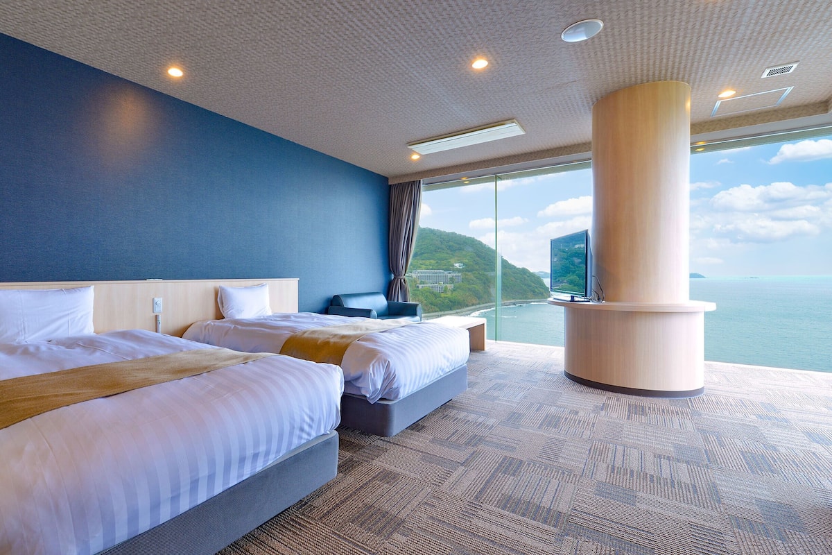 Suite Twin Room (Sea Side) - Shower Only - Non-Smoking | In-room safe, bed sheets