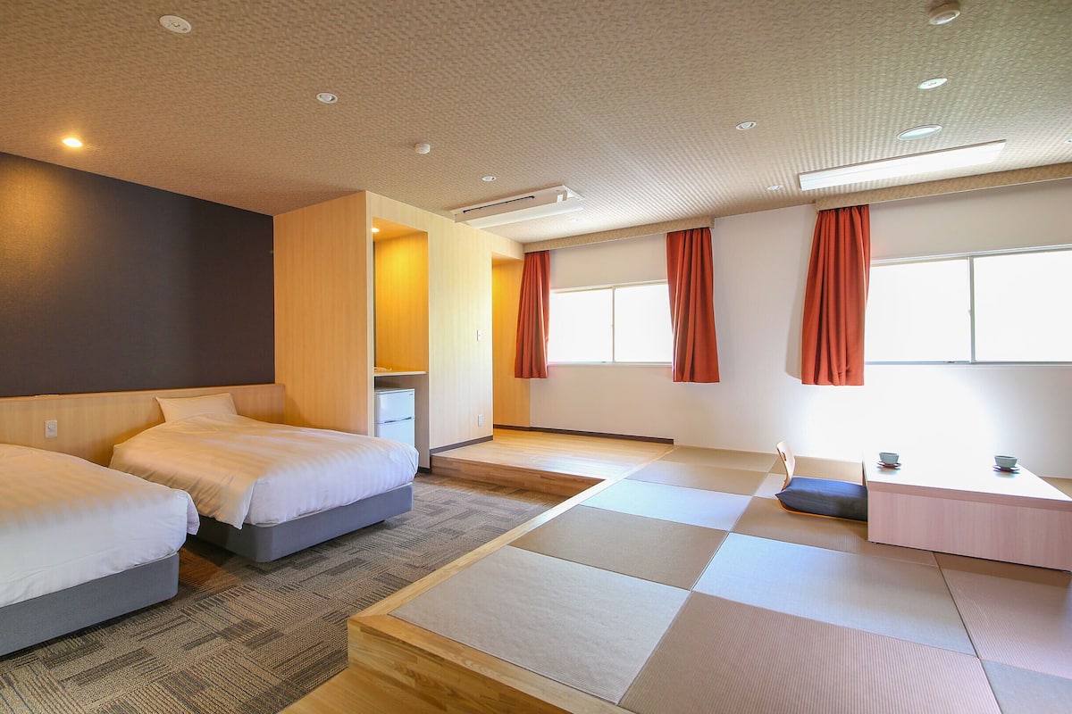 Superior Japanese-Western-Style-Room(Top Floor)(No View) - Shower Only - Non-Smoking | In-room safe, bed sheets