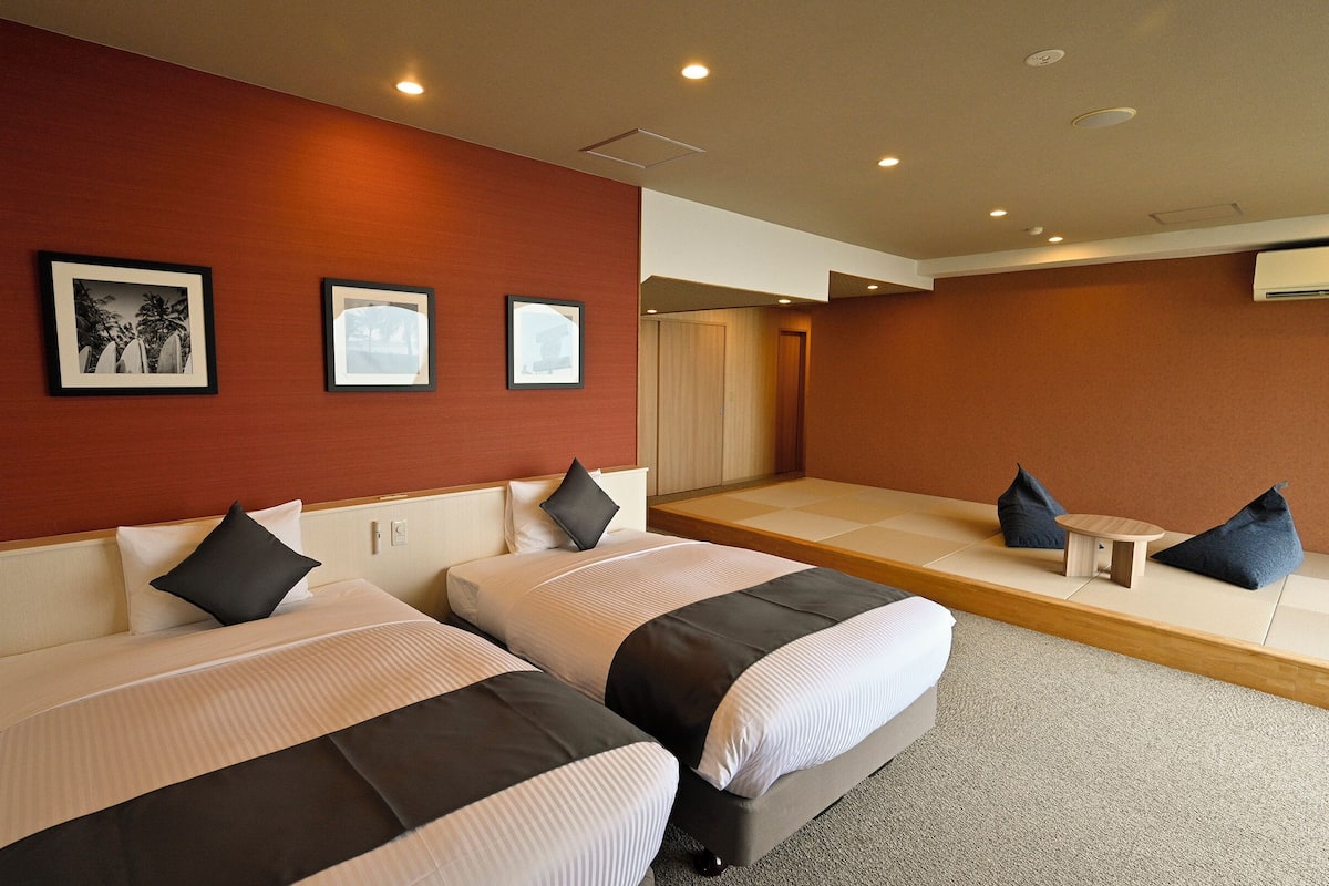 Superior Japanese-Western-Style-Twin Room(Annex)(Sea Side) - Shared Bathroom - Non-Smoking | In-room safe, bed sheets