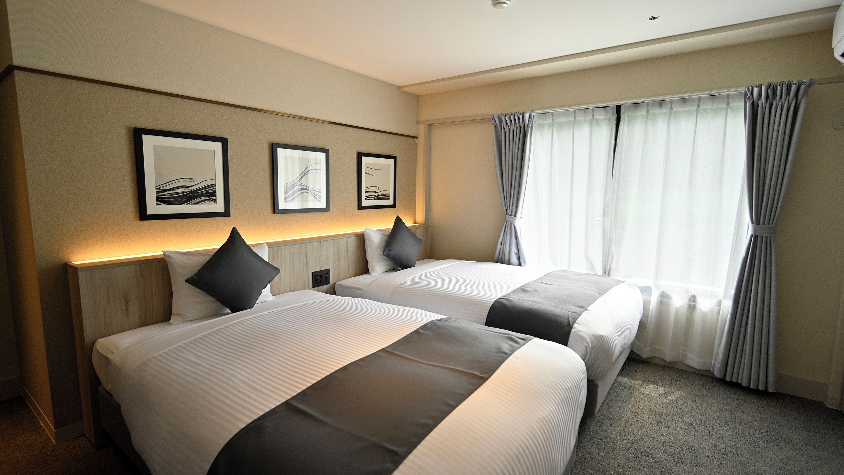 Economy Twin Room (No View) - Shared Bathroom - Non-Smoking | In-room safe, bed sheets