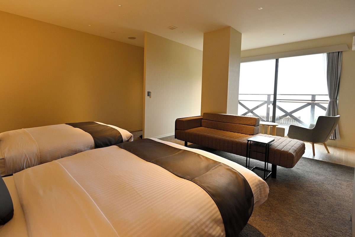 Standard Twin Room(South Building) ,Shower Only, Non-Smoking | In-room safe, bed sheets