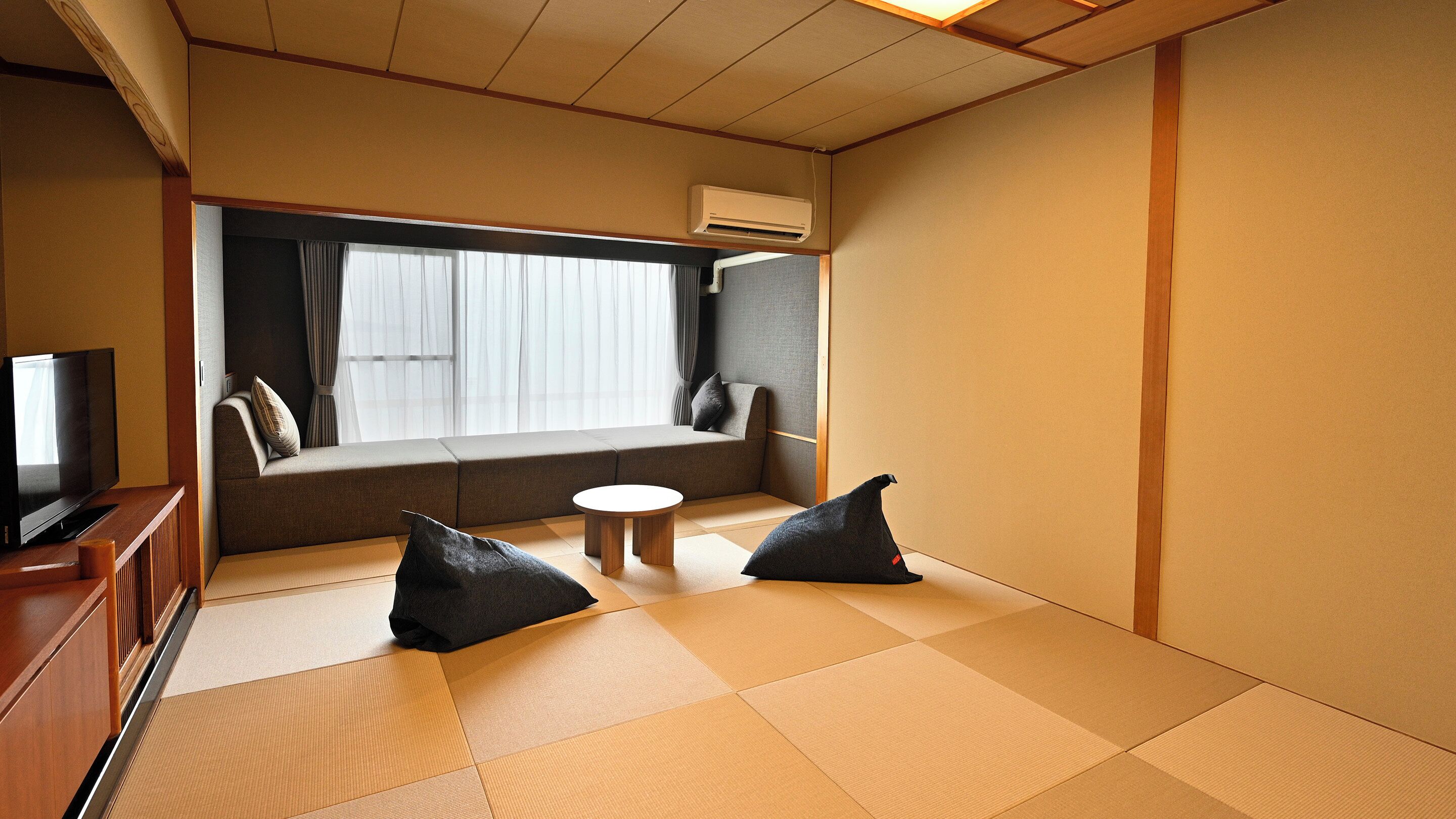 Standard Japanese-Style-Room with 10 Tatami mats, Shared Bathroom, Non-Smoking | In-room safe, bed sheets