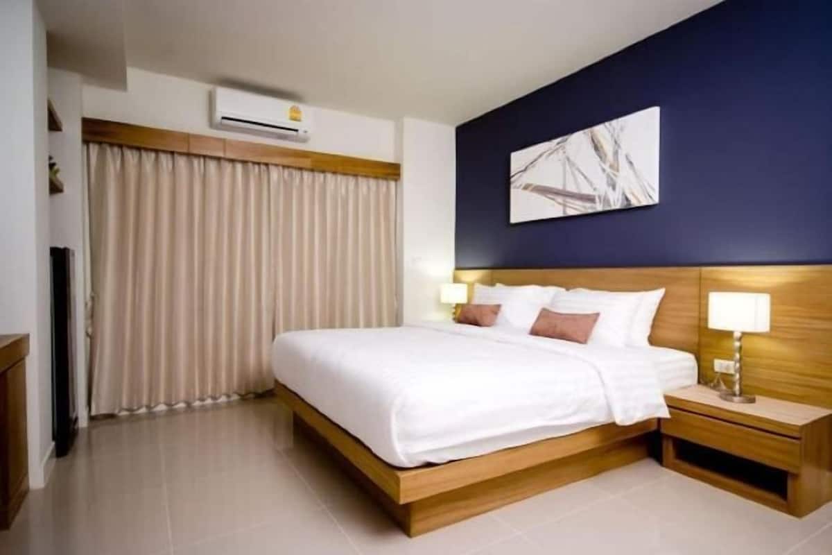 Escritorio, cortinas opacas, camas supletorias y wifi gratis