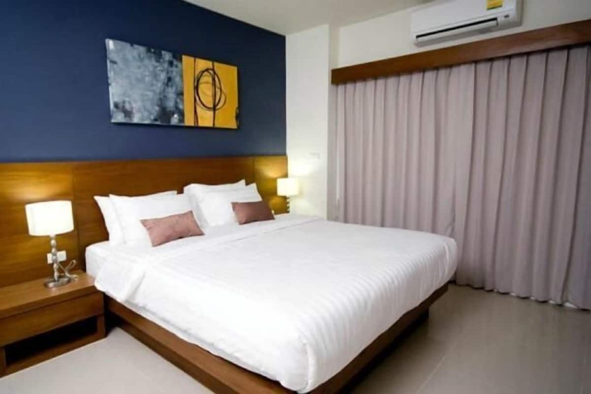 Escritorio, cortinas opacas, camas supletorias y wifi gratis