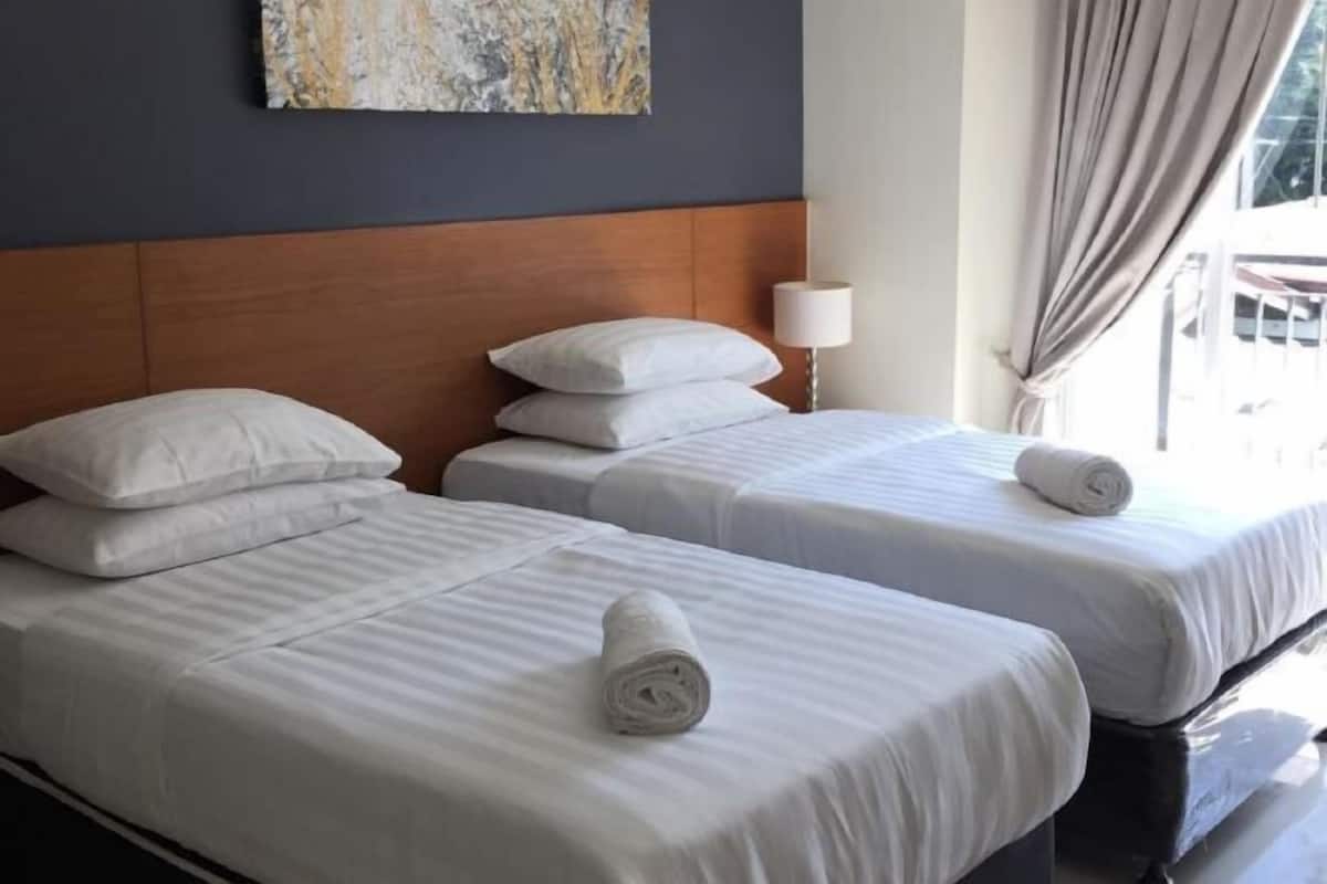 Escritorio, cortinas opacas, camas supletorias y wifi gratis