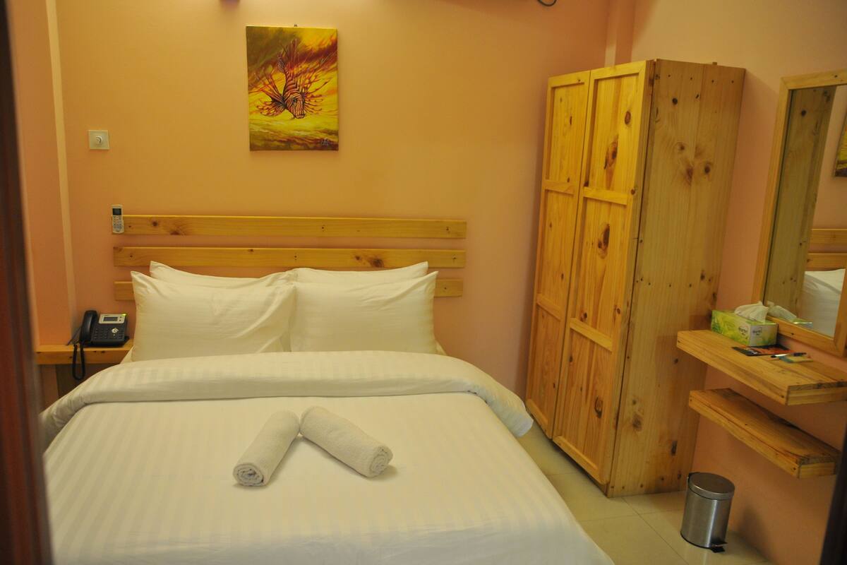 Standard Double Room | 1 bedroom, premium bedding, minibar, iron/ironing board