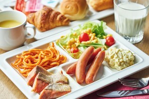 Petit déjeuner buffet (1500 JPY par personne)