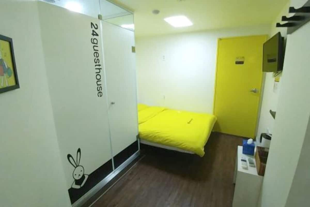 Tabla de planchar con plancha, wifi gratis y ropa de cama