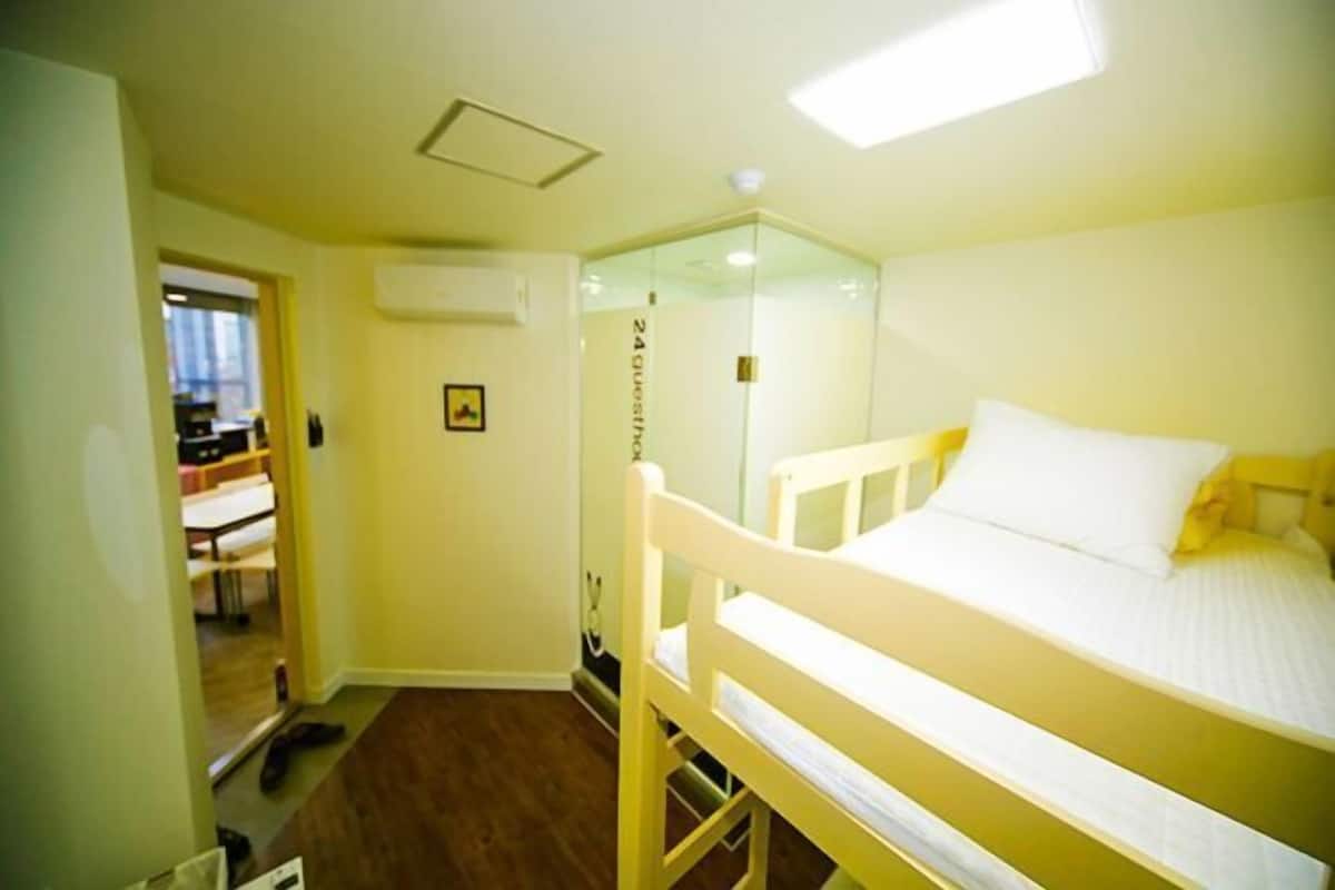 Tabla de planchar con plancha, wifi gratis y ropa de cama